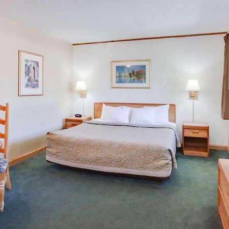 Super 8 By Wyndham Mackinaw City/Beachfront Area Экстерьер фото