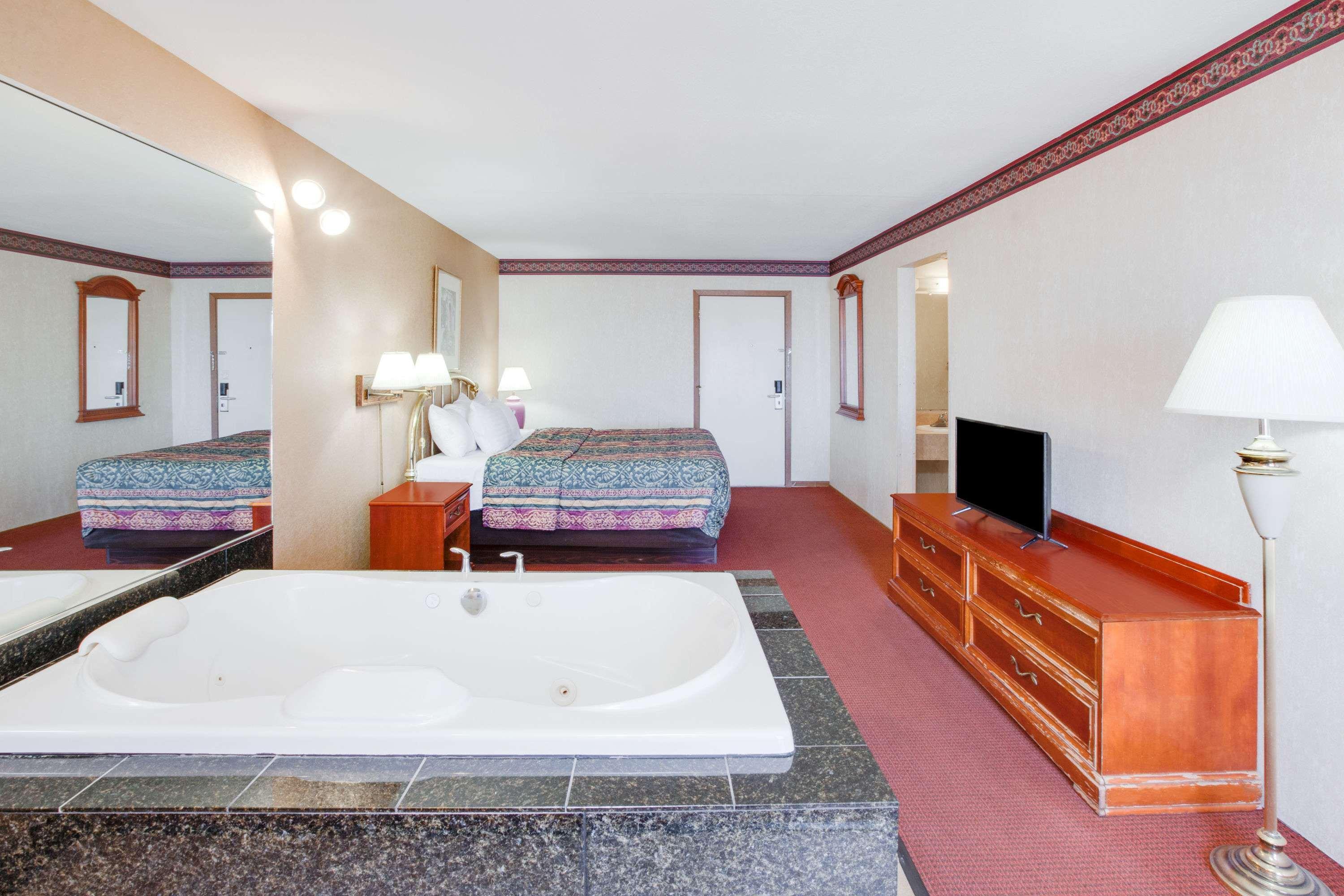 Super 8 By Wyndham Mackinaw City/Beachfront Area Экстерьер фото